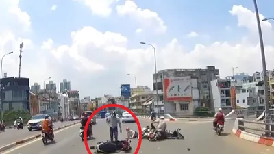 Phóng nhanh, vượt ẩu gây tai nạn liên hoàn rồi... bỏ đi