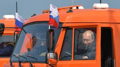 Ông Putin lái xe tải khánh thành cầu dài nhất châu Âu