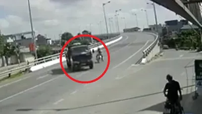 Xe tải rẽ gấp xe máy bó tay chịu trận