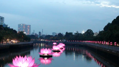 Kênh Nhiêu Lộc-Thị Nghè đẹp lung linh trong mùa Phật đản