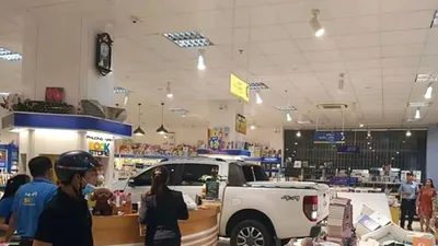 Nữ tài xế lái xe bán tải tông thẳng vào nhà sách 