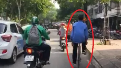 Lái xe đạp thả 2 tay trên đường Trường Sa