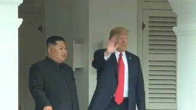 Hai nhà lãnh đạo Trump-Kim đứng ở ban công vẫy chào phóng viên