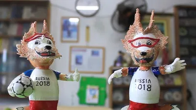 Thầy giáo về hưu làm linh vật World Cup 2018 bằng vỏ trứng