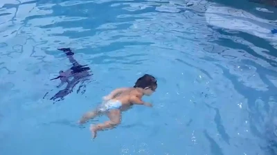 Ngạc nhiên bé 2 tuổi bơi lội tung tăng như cá trong hồ