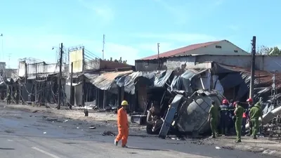 Hiện trường vụ lật xe bồn làm cháy 19 căn nhà ở Bình Phước