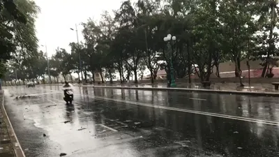 Gió rít từng cơn ở biển Vũng Tàu trước giờ bão đổ bộ