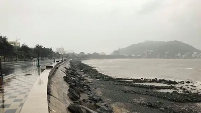 Mưa gió ở khắp nơi trước giờ bão số 9 đổ bộ