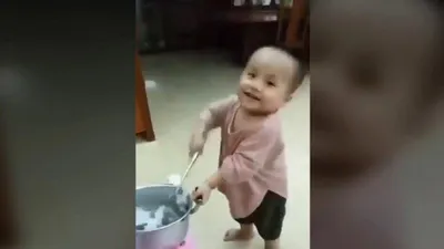 Hài hước với màn trổ tài nấu ăn của 'đầu bếp nhí'