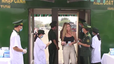 Phát khẩu trang, kiểm tra thân nhiệt du học sinh đến TP.HCM