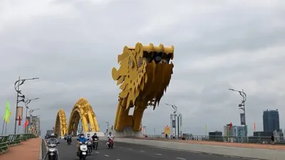 Đường phố Đà Nẵng vắng ngắt, không bóng dáng taxi