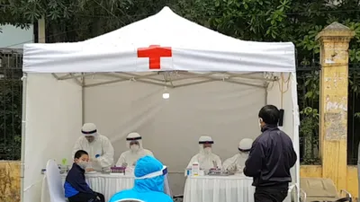 Xét nghiệm COVID-19 tại trạm dã chiến ở Hà Nội