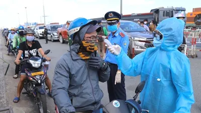 Video: Kiểm tra y tế hàng ngàn xe vào TP.HCM, phòng COVID-19