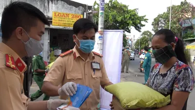 Cảnh sát giao thông tặng hơn 4,5 tấn gạo cho người nghèo 