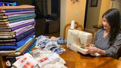 Video: Người Việt ở Mỹ may tặng 8.000 khẩu trang tình thương