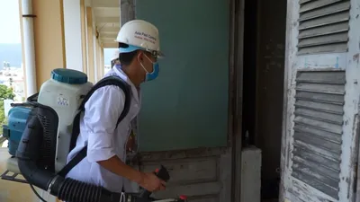 Phun thuốc khử khuẩn, vệ sinh ký túc xá đón sinh viên