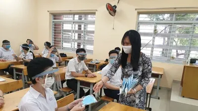 Học sinh đội nón ngăn giọt bắn ảnh hưởng đến thị lực ra sao?