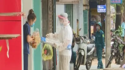 Cán bộ đi chợ giúp dân tại khu phong tỏa phòng dịch COVID-19