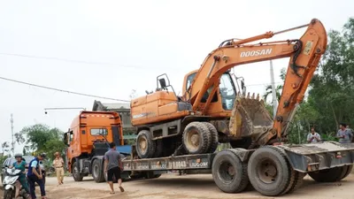 Huy động nhiều máy xúc tiếp cận thủy điện Rào Trăng 3