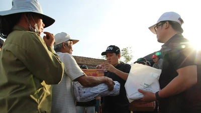 Video: Trường Giang, Nhã Phương trao quà ở Quảng Bình