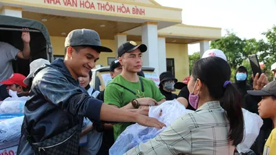 Lê Dương Bảo Lâm trao tận tay 350 hộ dân 179 triệu đồng