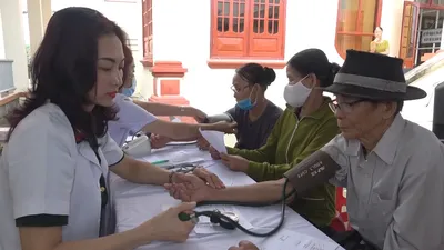 Bệnh viện Quân y 175 cấp thuốc miễn phí cho dân Quảng Ngãi