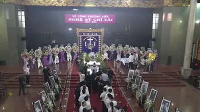 Video: Bài hát ‘Nhỏ ơi’ vang lên trong lễ tang của NS Chí Tài