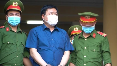 Vụ Đinh La Thăng: Một nữ bị cáo khóc nói lời sau cùng