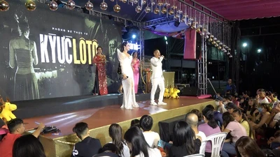 Video: Người nghệ sĩ hát lô tô sau ánh đèn sân khấu