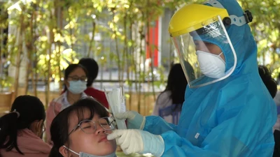 Video: Hơn 13.000 học sinh Đà Nẵng thi vào lớp 10 được xét nghiệm COVID-19 