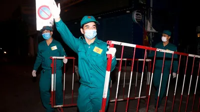 Video: Cận cảnh gỡ bỏ 12 chốt kiểm soát trong đêm ở Gò Vấp