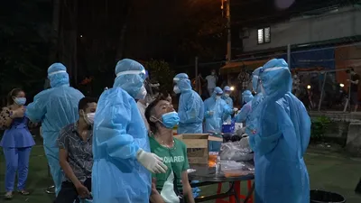 Video: Hàng ngàn người ở quận Bình Tân xếp hàng dài lấy mẫu COVID-19 trong đêm