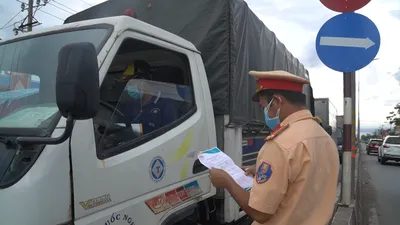 Video: Xe chở hàng hóa được cấp giấy ưu tiên lưu thông 