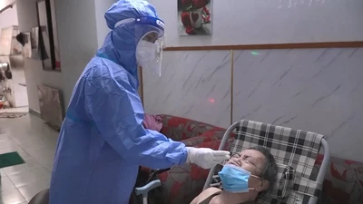 Video: Xe lưu động đến từng nhà dân lấy mẫu xét nghiệm COVID-19