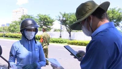 Video: Ngày đầu Đà Nẵng kiểm tra người đi đường bằng mã QR Code 