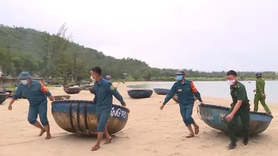 Video: Bộ đội, Công an Đà Nẵng giúp ngư dân chống bão số 5