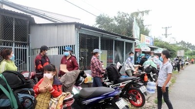 Video: Vất vả hành trình người dân tự về quê tránh dịch