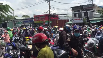 Video: Tổ chức theo đoàn đưa người dân kẹt ở cửa ngõ phía tây TP.HCM về quê 