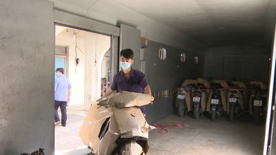 Chuyến tàu đặc biệt gắn thêm toa đưa người dân Tuyên Quang và xe máy về quê