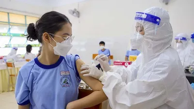 Video: Học sinh lớp 12 phấn khởi trong ngày đầu đi tiêm vaccine COVID-19