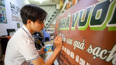 Video: Chàng trai trẻ quyết giữ nghề vẽ bảng hiệu bằng tay