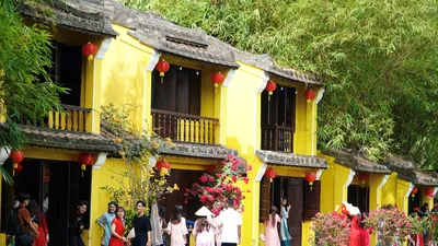 Bảo tàng Áo dài ‘đông như trẩy hội’, hàng ngàn hot girl chen chân chụp ảnh Tết 