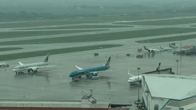 Tạm ngừng khai thác 5 cảng hàng không miền Trung vì bão Kalmaegi