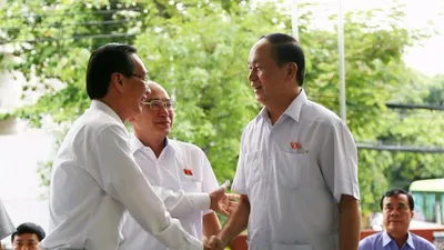 Chủ tịch nước Trần Đại Quang tươi cười gặp cử tri TP