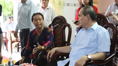 Cuộc đối thoại bất ngờ của Bí thư Nhân với chị nuôi heo