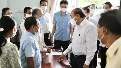 Chủ tịch nước Nguyễn Xuân Phúc tiếp xúc cử tri vận động bầu cử