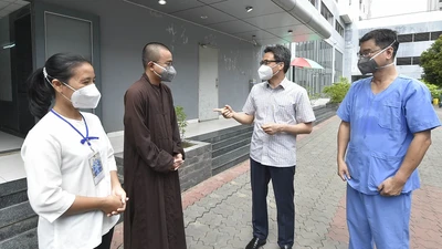 Phó Thủ tướng thăm bệnh viện có 50 tình nguyện viên tôn giáo ở TP.HCM