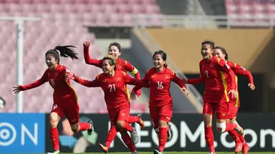 Xe buýt 2 tầng đón đội tuyển bóng đá nữ Việt Nam về trụ sở UBND TP.HCM