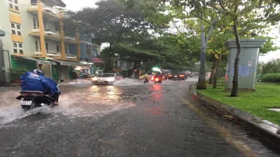 TP HCM: Đường ngập nước mưa do cống đầy...rác