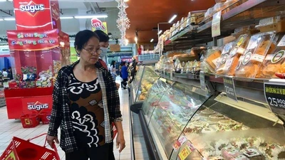 Bánh hình ông già Noel hút người mua dịp Giáng sinh